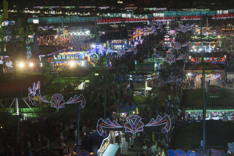 Cortijo de Torres vive cada noche una fiesta continua en el que la tradición se une con los ritmos más modernos y donde las atracciones hacen las delicias de grandes y pequeños.