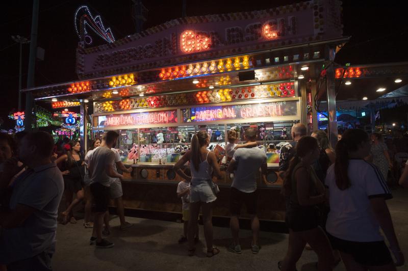 Cortijo de Torres vive cada noche una fiesta continua en el que la tradición se une con los ritmos más modernos y donde las atracciones hacen las delicias de grandes y pequeños.