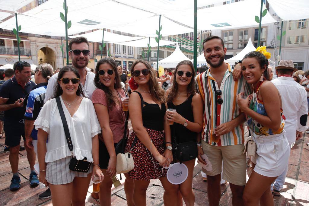 Malagueños y visitantes se han lanzado hoy a la calle para disfrutar el día festivo en la Feria.