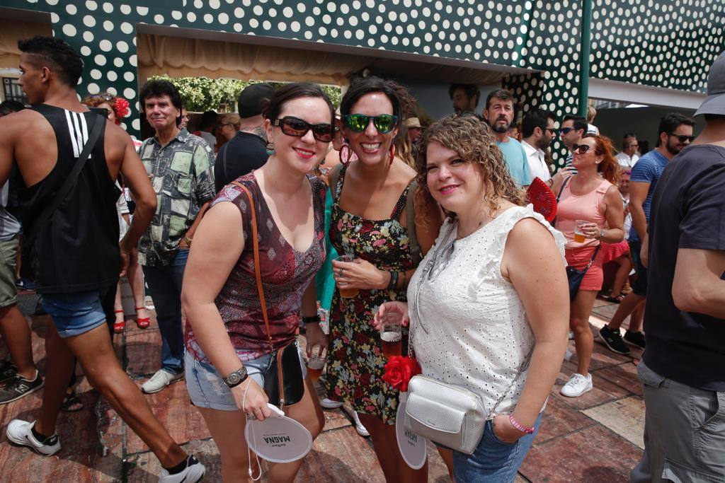 Malagueños y visitantes se han lanzado hoy a la calle para disfrutar el día festivo en la Feria.