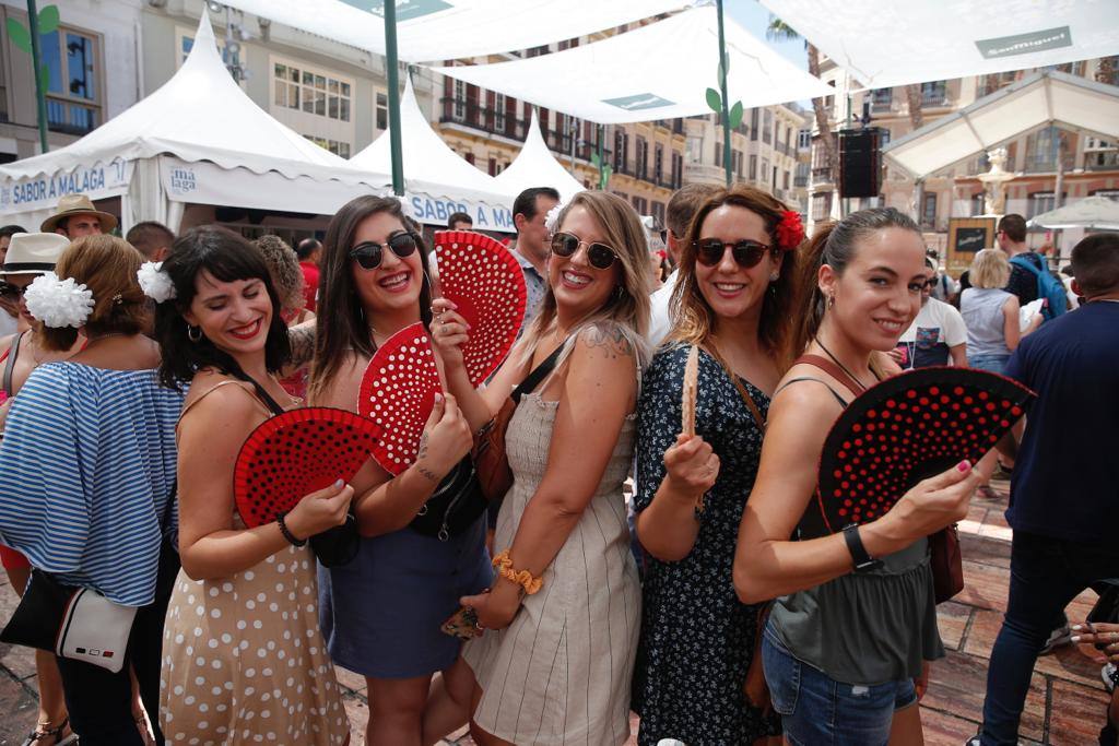 Malagueños y visitantes se han lanzado hoy a la calle para disfrutar el día festivo en la Feria.