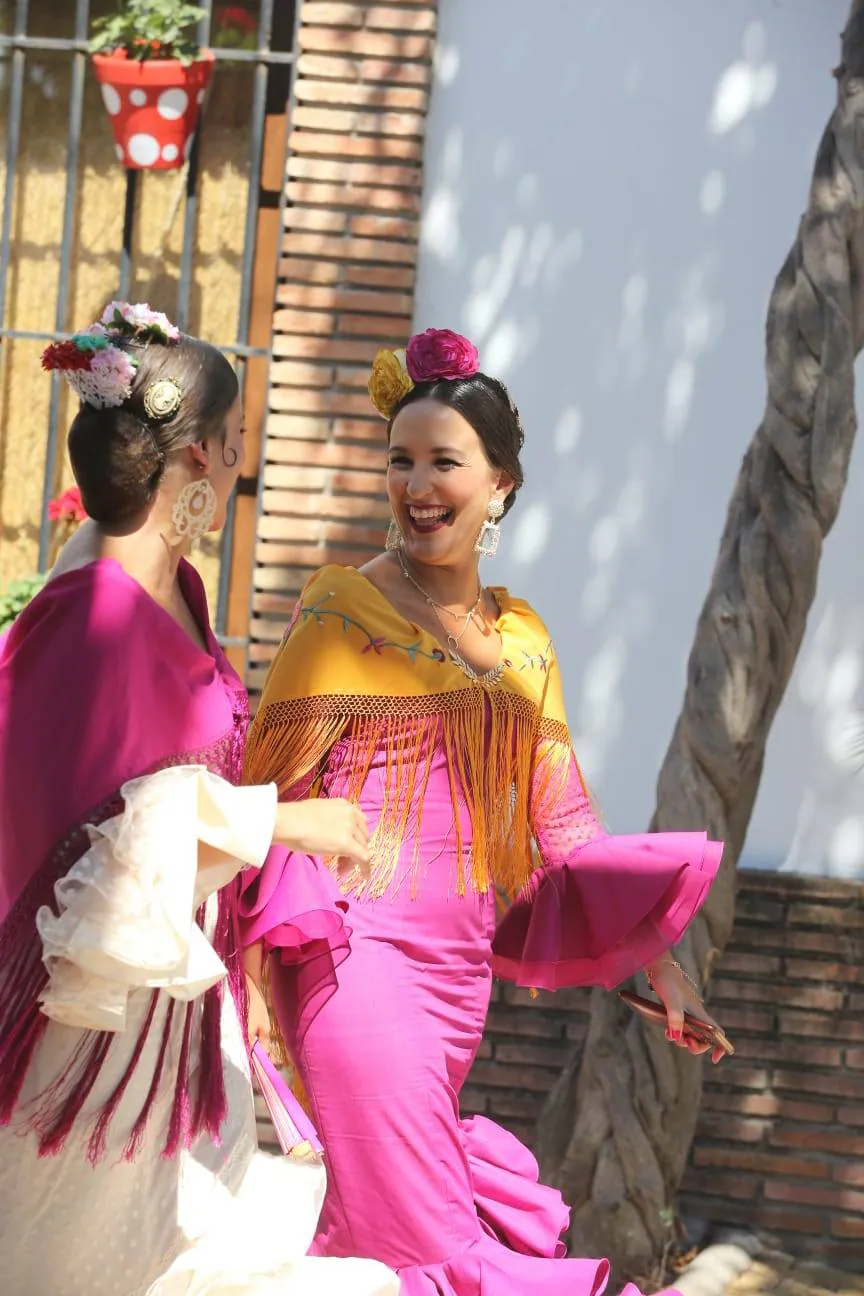 Malagueños y visitantes se han lanzado hoy a la calle para disfrutar el día festivo en la Feria.