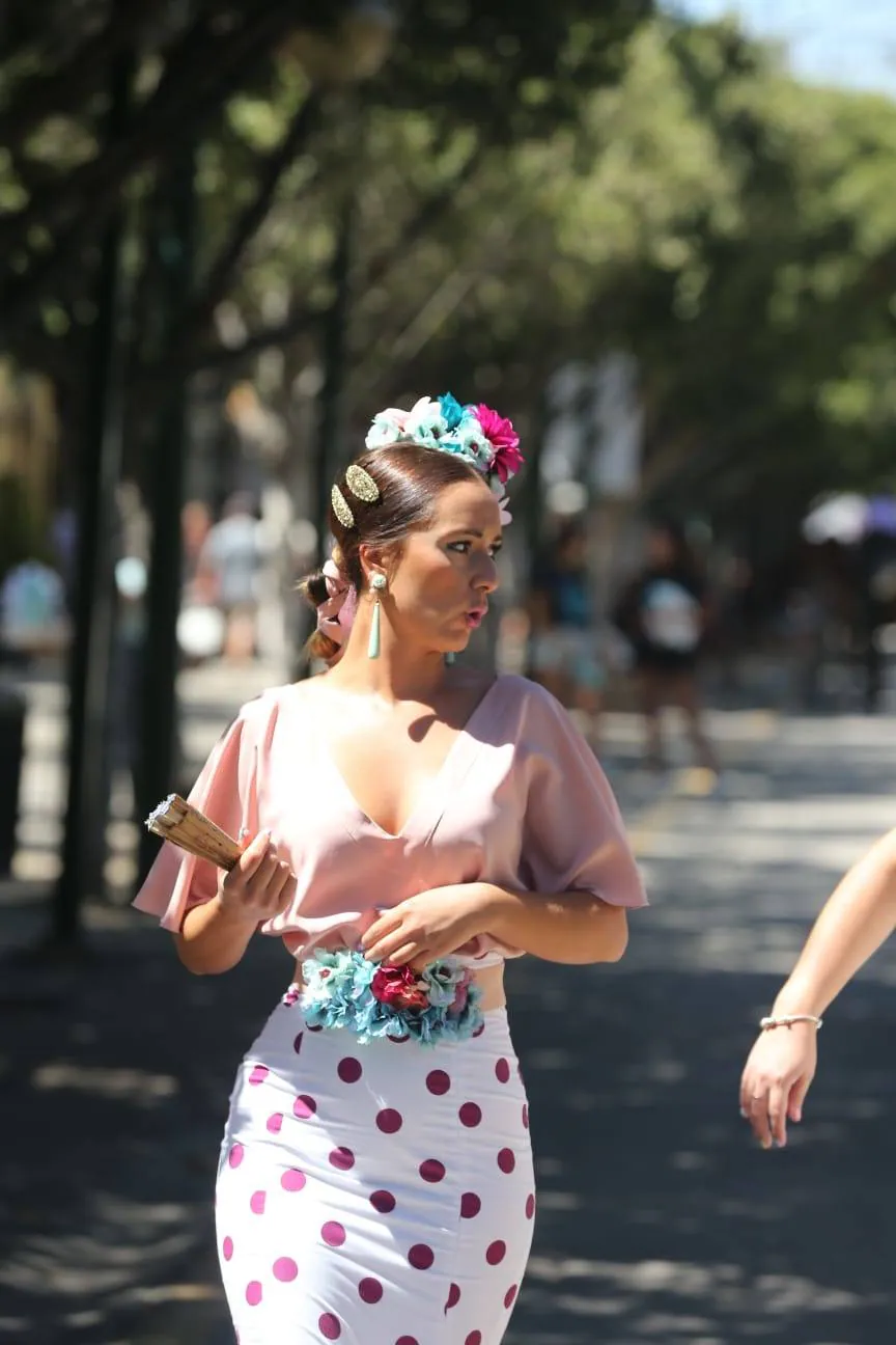 Malagueños y visitantes se han lanzado hoy a la calle para disfrutar el día festivo en la Feria.