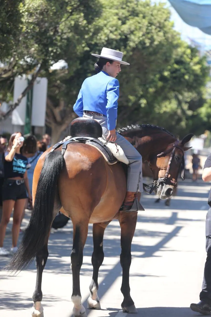 Malagueños y visitantes se han lanzado hoy a la calle para disfrutar el día festivo en la Feria.