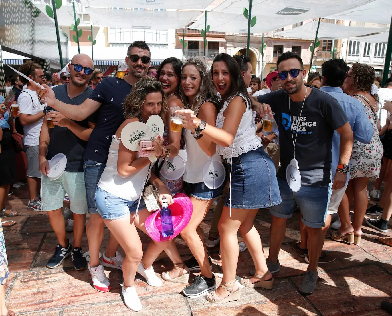 Malagueños y visitantes se han lanzado hoy a la calle para disfrutar el día festivo en la Feria.