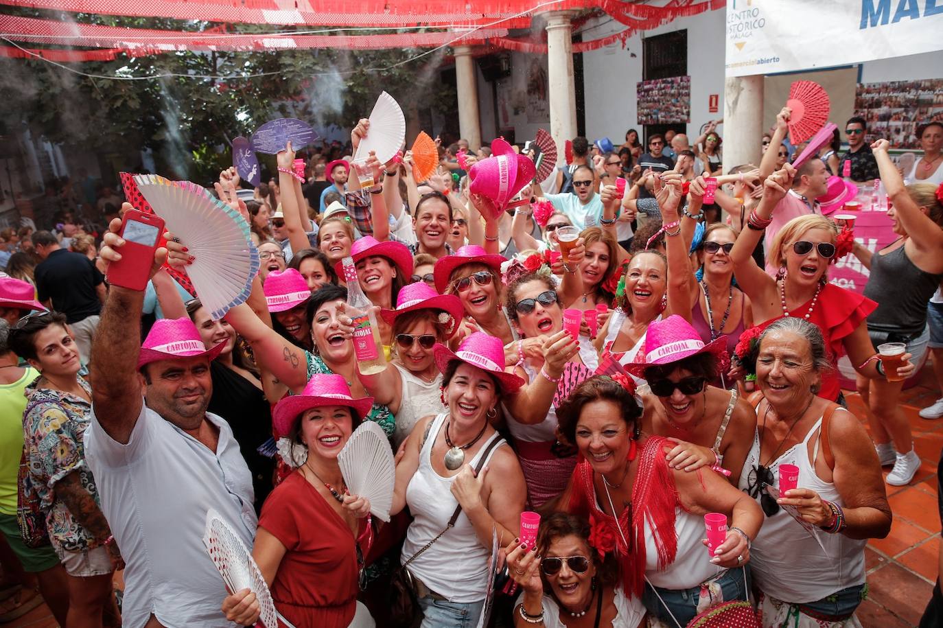 Malagueños y visitantes se han lanzado hoy a la calle para disfrutar el día festivo en la Feria.