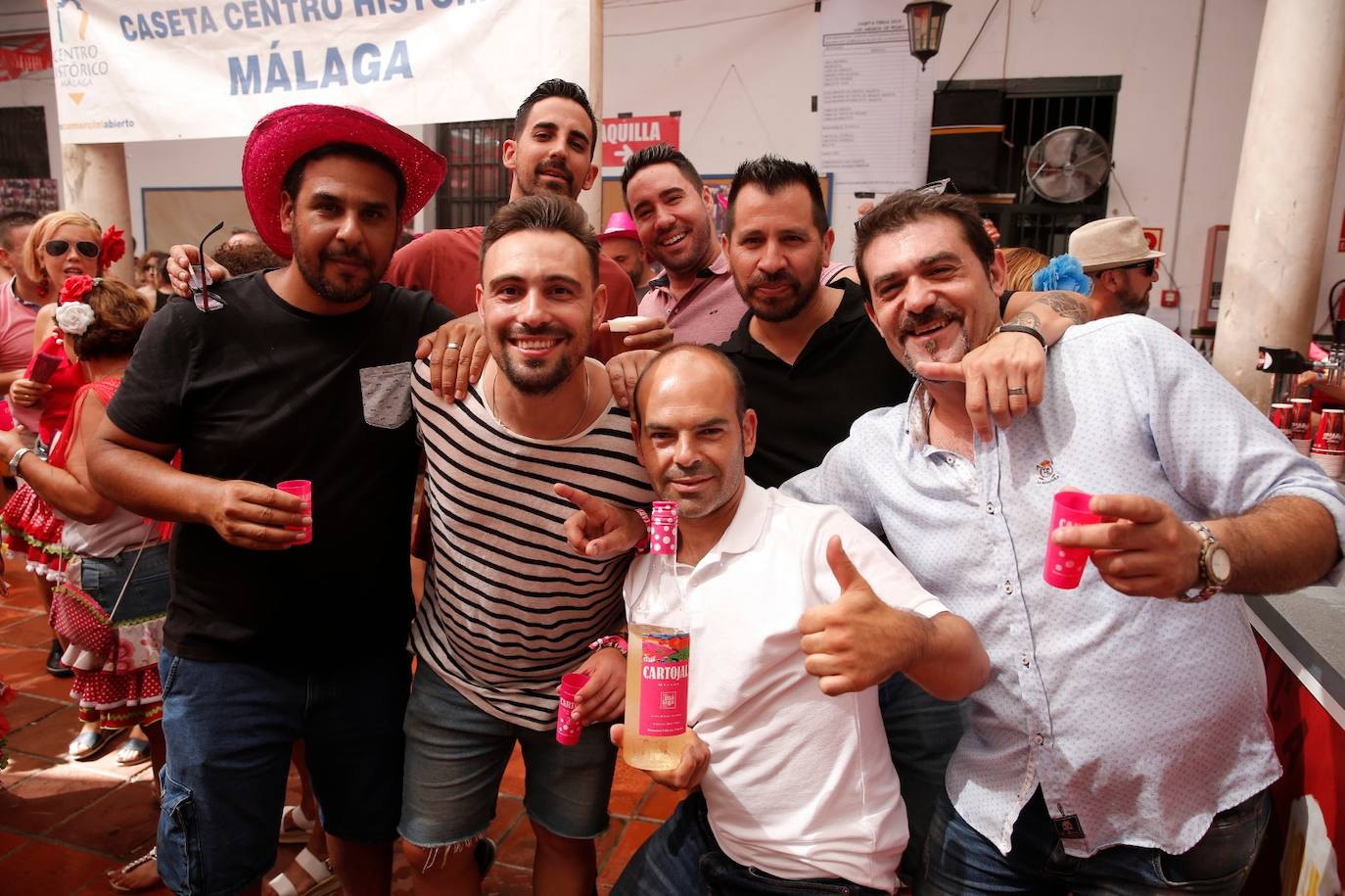 Malagueños y visitantes se han lanzado hoy a la calle para disfrutar el día festivo en la Feria.