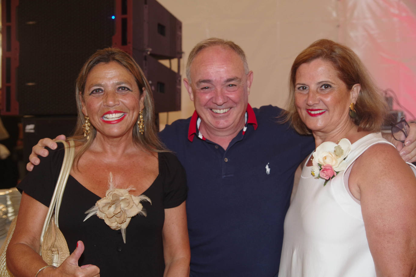 Ana María González y Francisca Jiménez con José Gómez.