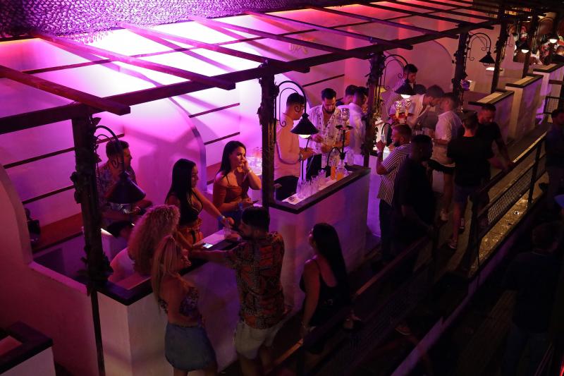 Cortijo de Torres vive cada noche una fiesta continua en el que la tradición se une con los ritmos más modernos y donde las atracciones hacen las delicias de grandes y pequeños.