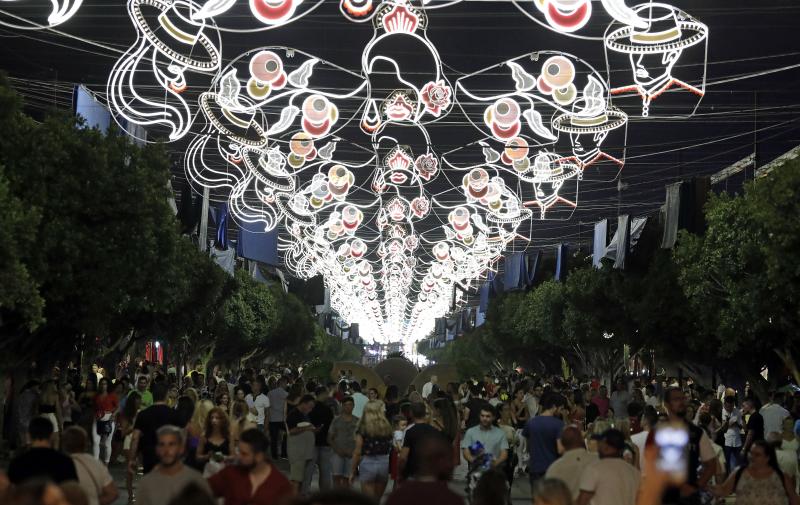 Cortijo de Torres vive cada noche una fiesta continua en el que la tradición se une con los ritmos más modernos y donde las atracciones hacen las delicias de grandes y pequeños.