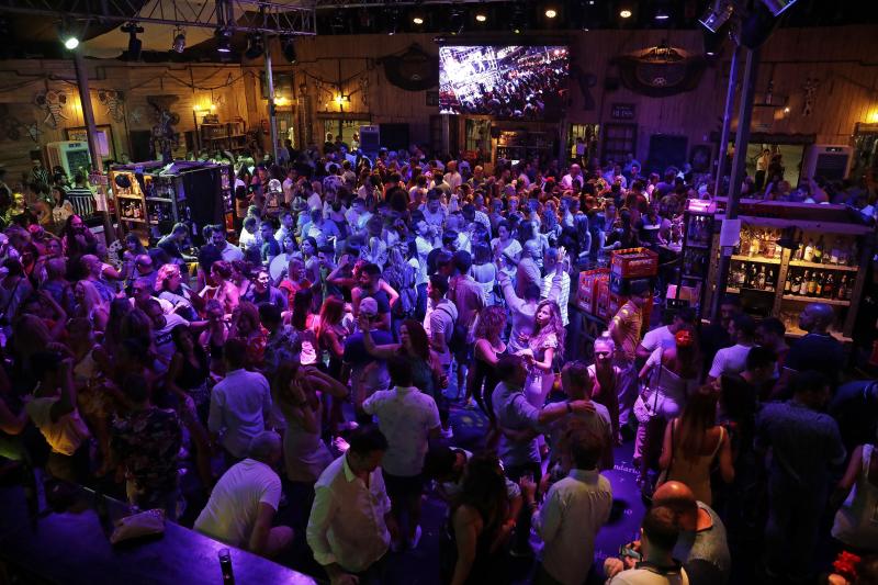 Cortijo de Torres vive cada noche una fiesta continua en el que la tradición se une con los ritmos más modernos y donde las atracciones hacen las delicias de grandes y pequeños.