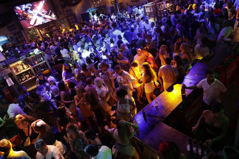 Cortijo de Torres vive cada noche una fiesta continua en el que la tradición se une con los ritmos más modernos y donde las atracciones hacen las delicias de grandes y pequeños.