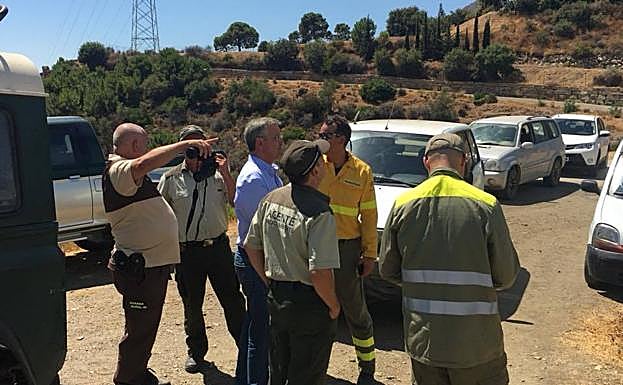 El alcalde de Estepona, en el lugar del incendio.