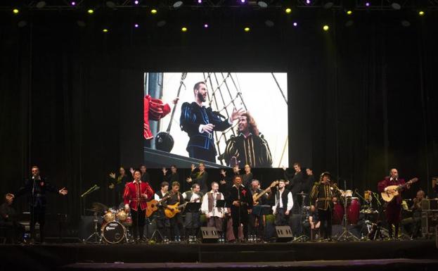 Imagen principal - Pascual González y Cantores de Híspalis hacen que a Málaga &#039;No le falte de na&#039;