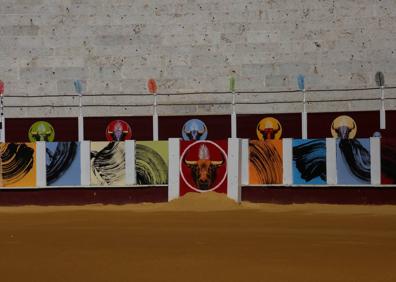 Imagen secundaria 1 - Arriba, toros de Garcigrande y Domingo Hernández para esta tarde en Málaga. Abajo, detalles de la decoración en la plaza de toros.