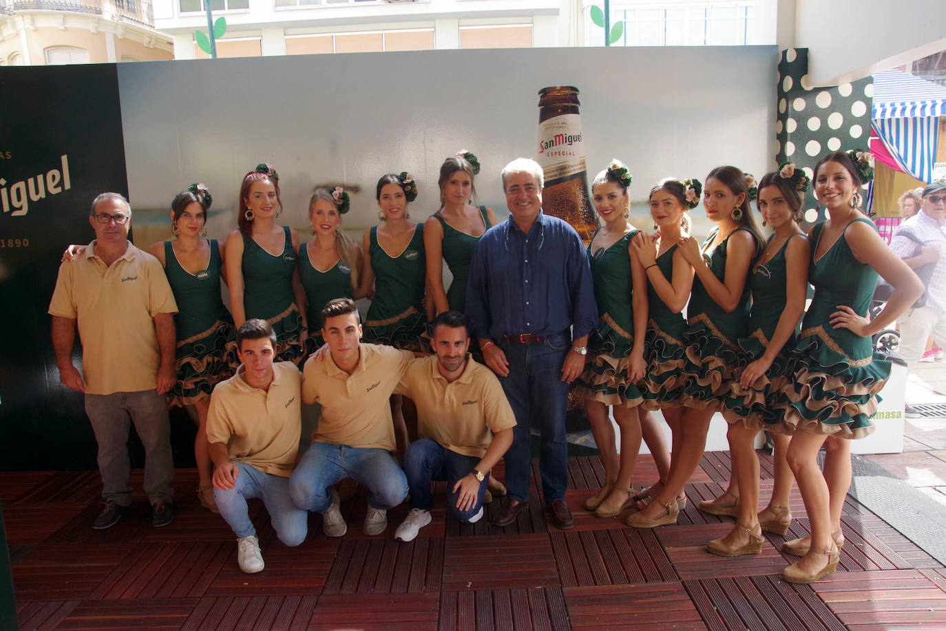 Miguel de Hoyos con grupo de la caseta San Miguel.