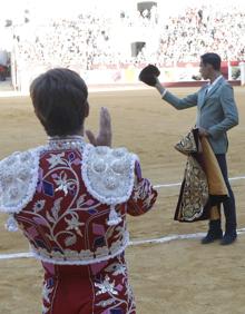 Imagen secundaria 2 - Derechazo de David de Miranda al último del festejo. Derechazo de El Juli. Fortes saludando. 