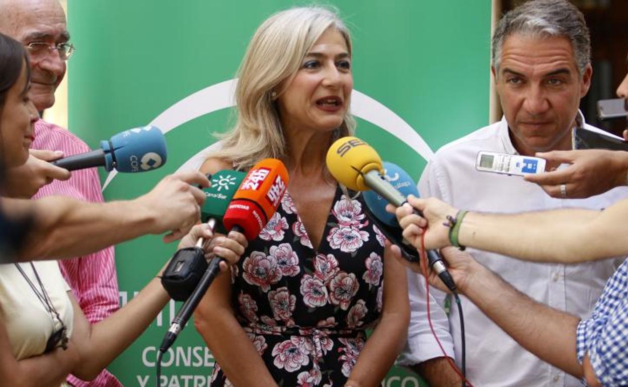 La consejera de Cultura y Patrimonio Histórico, Patricia del Pozo (c), el consejero de Presidencia, Administración Pública e Interior, Elías Bendodo (d) ofrecen rueda de prensa tras su visita al Museo de Málaga