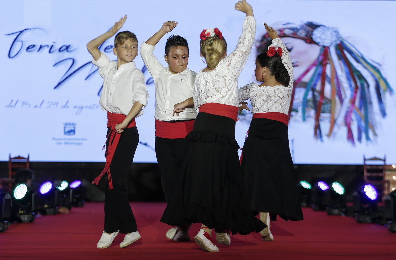 Un total de 32 chicas y los 16 chicos participaron en la gala presentada por Rocío Alba y Pepelu Ramos y que contó con la actuación de Virginia Gámez.