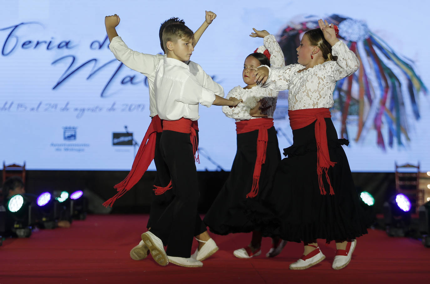 Un total de 32 chicas y los 16 chicos participaron en la gala presentada por Rocío Alba y Pepelu Ramos y que contó con la actuación de Virginia Gámez.