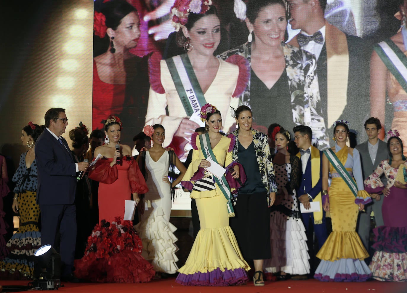 Un total de 32 chicas y los 16 chicos participaron en la gala presentada por Rocío Alba y Pepelu Ramos y que contó con la actuación de Virginia Gámez.