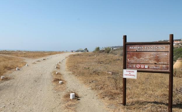 Imagen principal - Arriba, hay varios carteles que señalan que estas playas forman una reserva ecológica. Abajo, a la izquierda, puente de madera por donde discurre uno de los tramos de la Senda Litoral. A la derecha, cartel indicativo de la Senda Litoral de Málaga