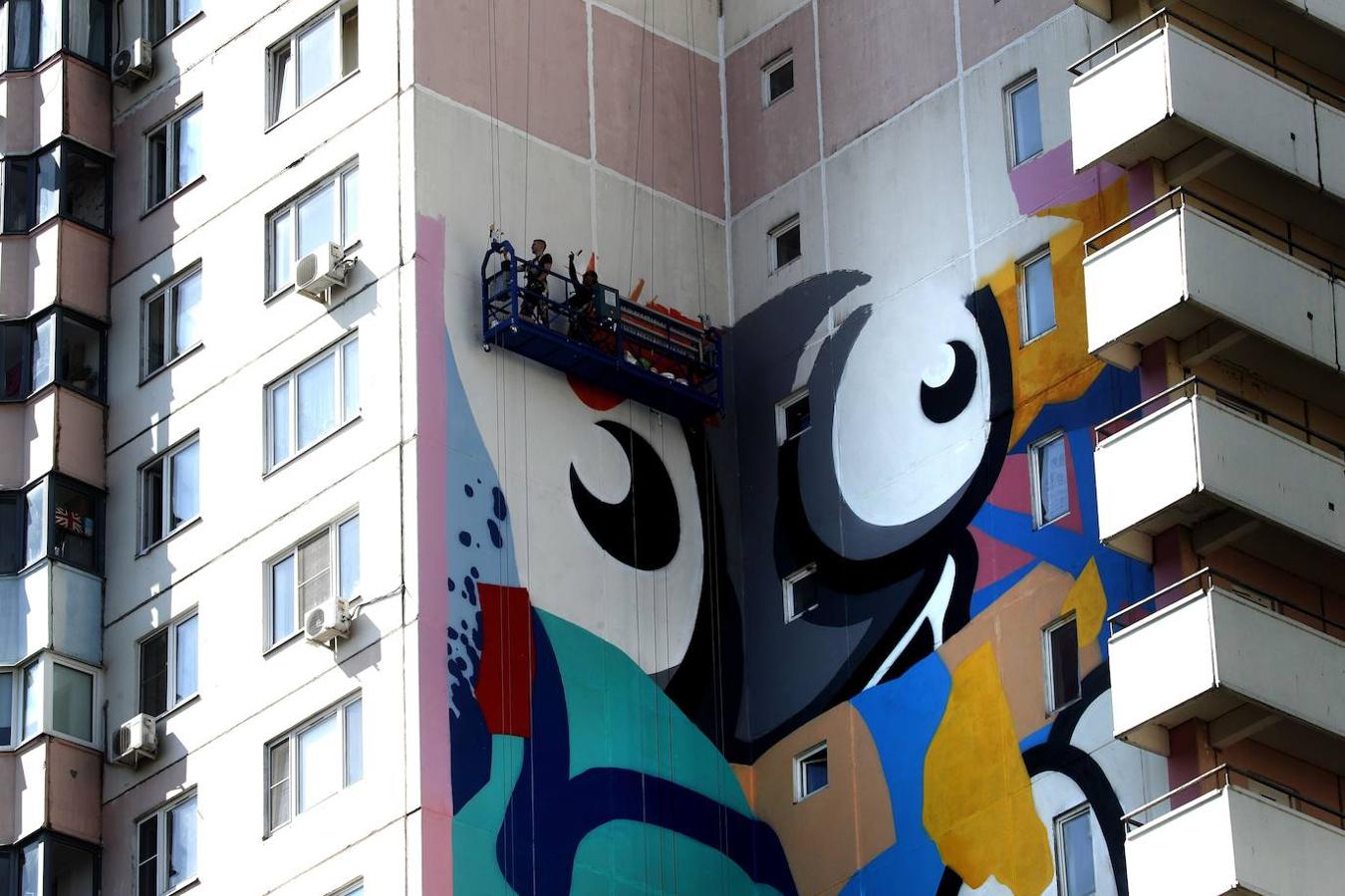 Una vista de graffiti en el distrito en Odintsovo, cerca de Moscú, Rusia. Durante el Festival Mofogénesis Urbana en Moscú participan 60 artistas de más de 20 países.