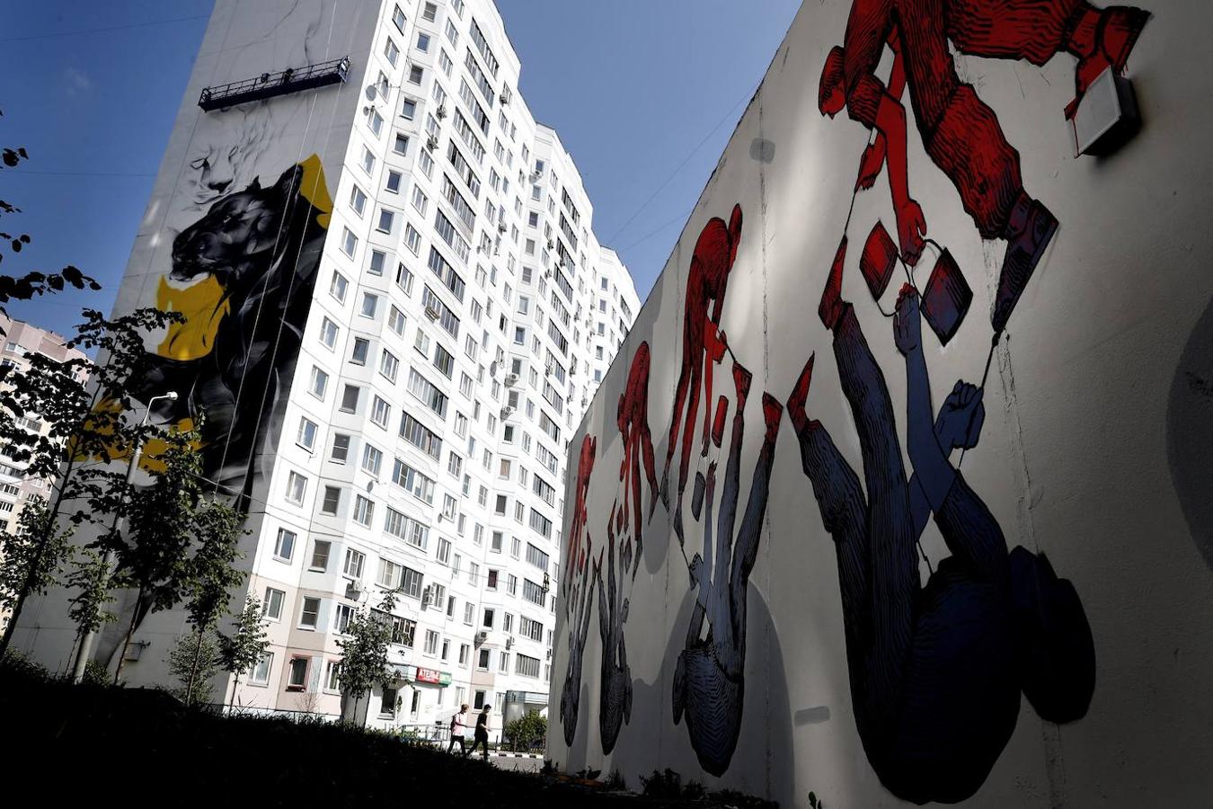 Una vista de graffiti en el distrito en Odintsovo, cerca de Moscú, Rusia. Durante el Festival Mofogénesis Urbana en Moscú participan 60 artistas de más de 20 países.