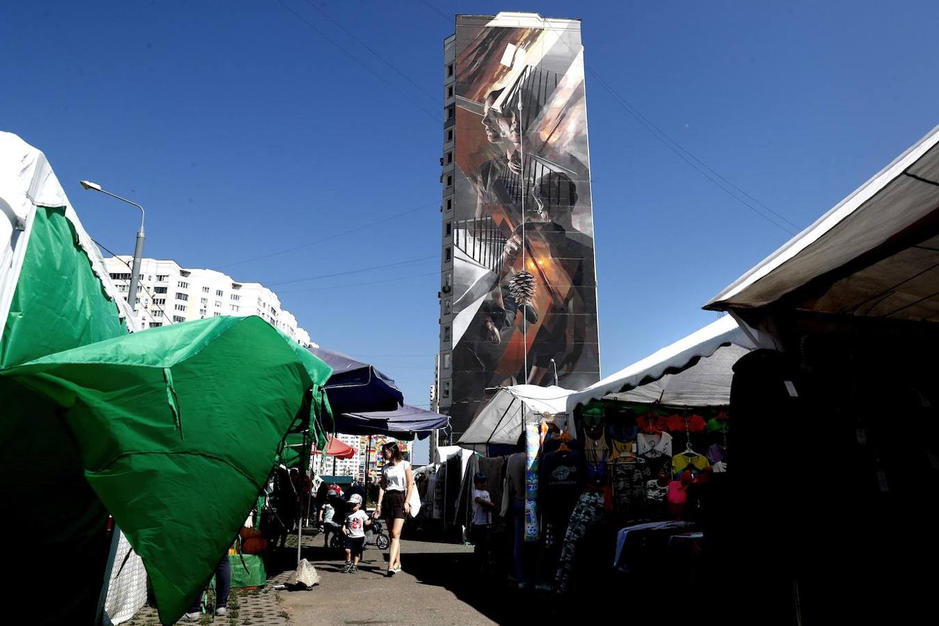 Una vista de graffiti en el distrito en Odintsovo, cerca de Moscú, Rusia. Durante el Festival Mofogénesis Urbana en Moscú participan 60 artistas de más de 20 países.