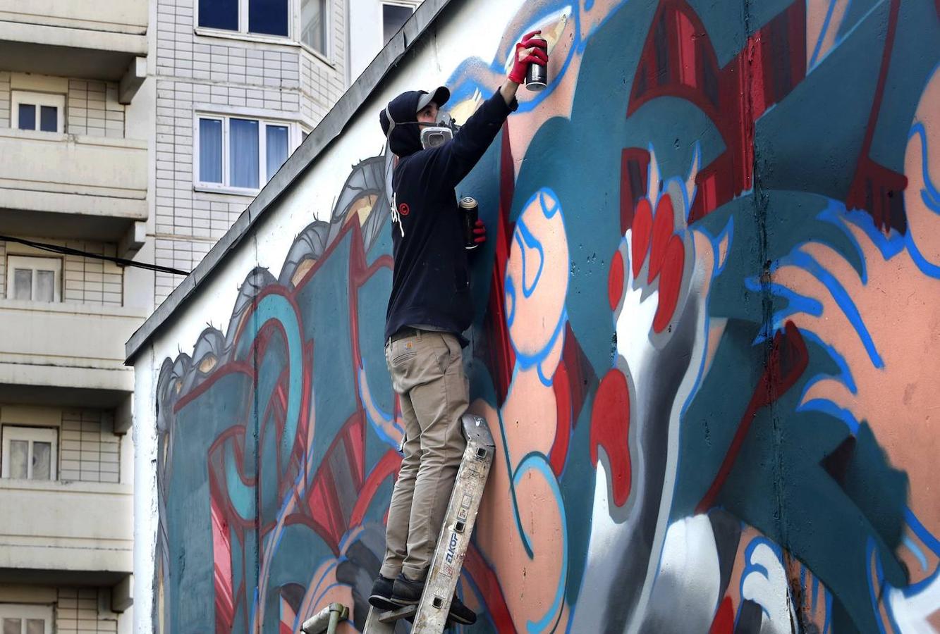 Una vista de graffiti en el distrito en Odintsovo, cerca de Moscú, Rusia. Durante el Festival Mofogénesis Urbana en Moscú participan 60 artistas de más de 20 países.