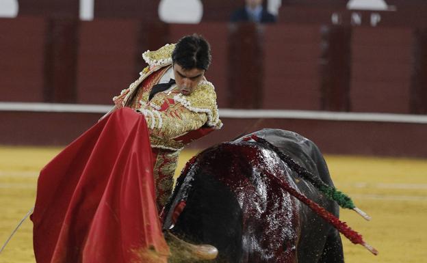 Pase de pecho de Perera, en el quinto. 