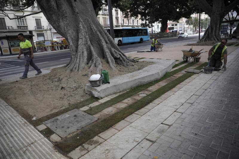 Miles de personas recorren ya a diario los nuevos pasillos peatonales laterales de la Alameda Principal. 