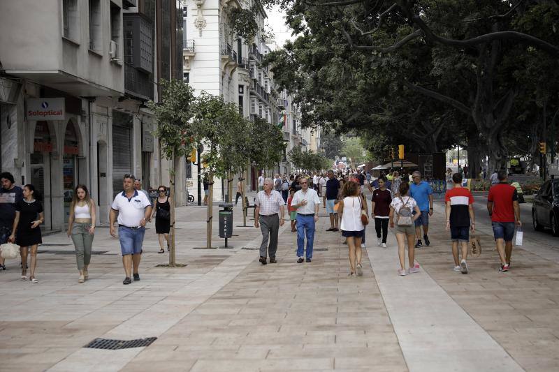 Miles de personas recorren ya a diario los nuevos pasillos peatonales laterales de la Alameda Principal. 