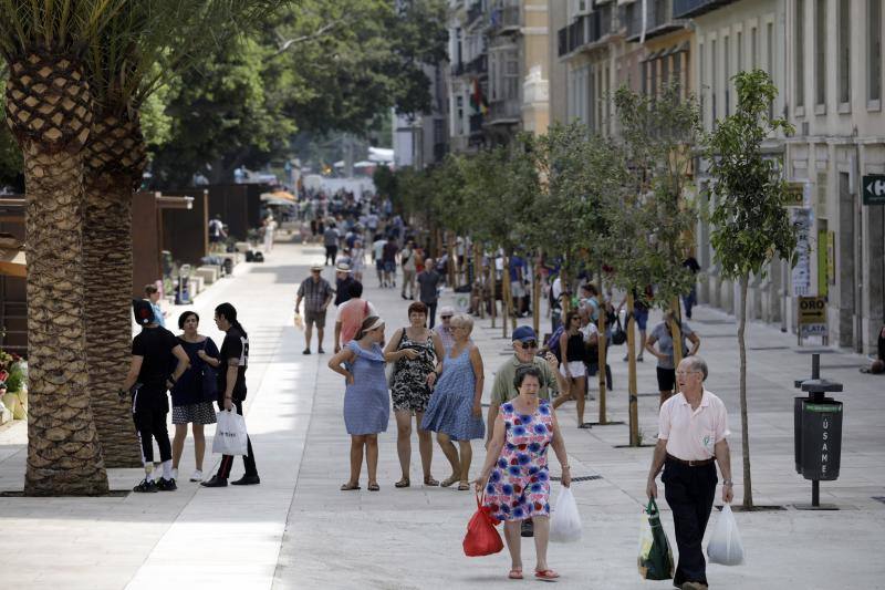 Miles de personas recorren ya a diario los nuevos pasillos peatonales laterales de la Alameda Principal. 