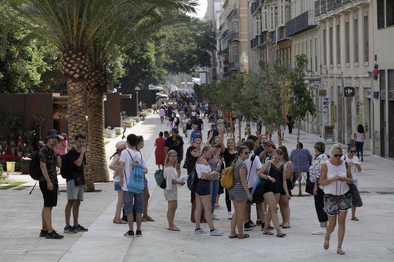 Miles de personas recorren ya a diario los nuevos pasillos peatonales laterales de la Alameda Principal. 