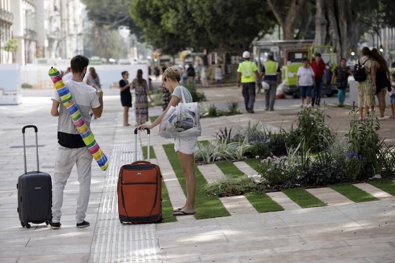 Miles de personas recorren ya a diario los nuevos pasillos peatonales laterales de la Alameda Principal. 