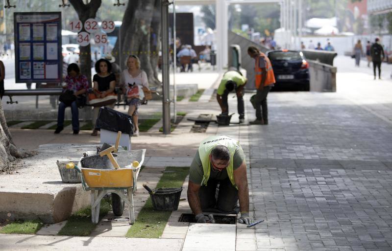 Miles de personas recorren ya a diario los nuevos pasillos peatonales laterales de la Alameda Principal. 