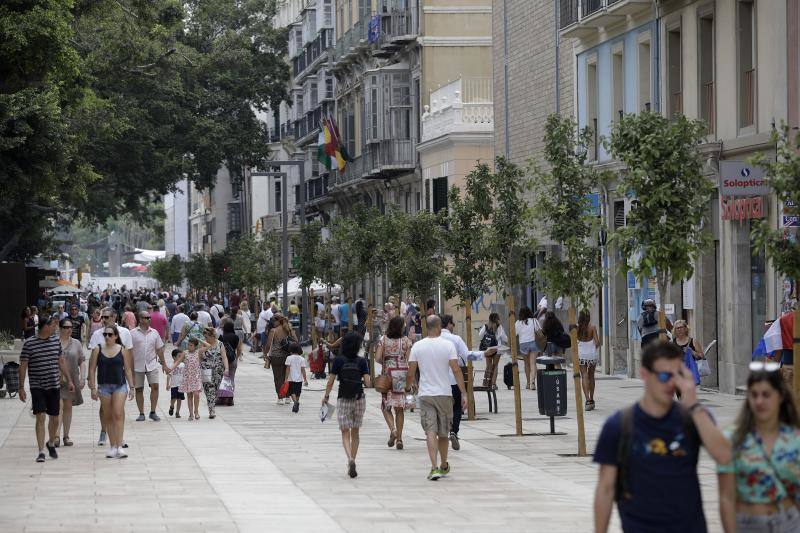 Miles de personas recorren ya a diario los nuevos pasillos peatonales laterales de la Alameda Principal. 