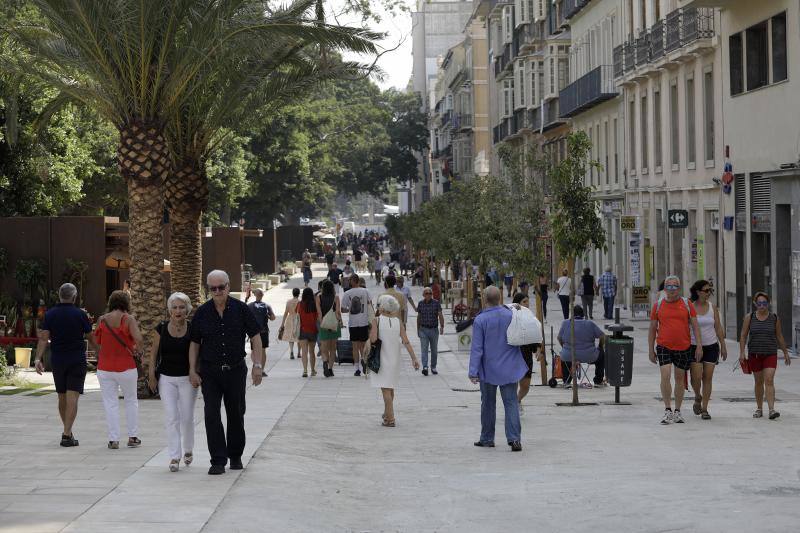 Miles de personas recorren ya a diario los nuevos pasillos peatonales laterales de la Alameda Principal. 