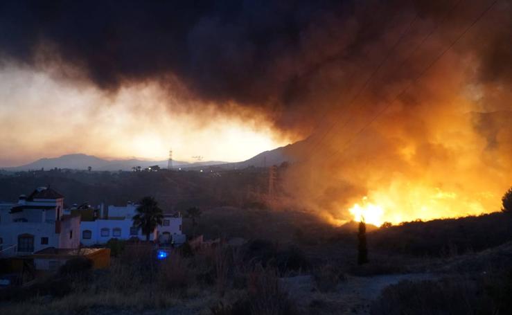 Las imágenes del incendio en Marbella cerca de la AP-7