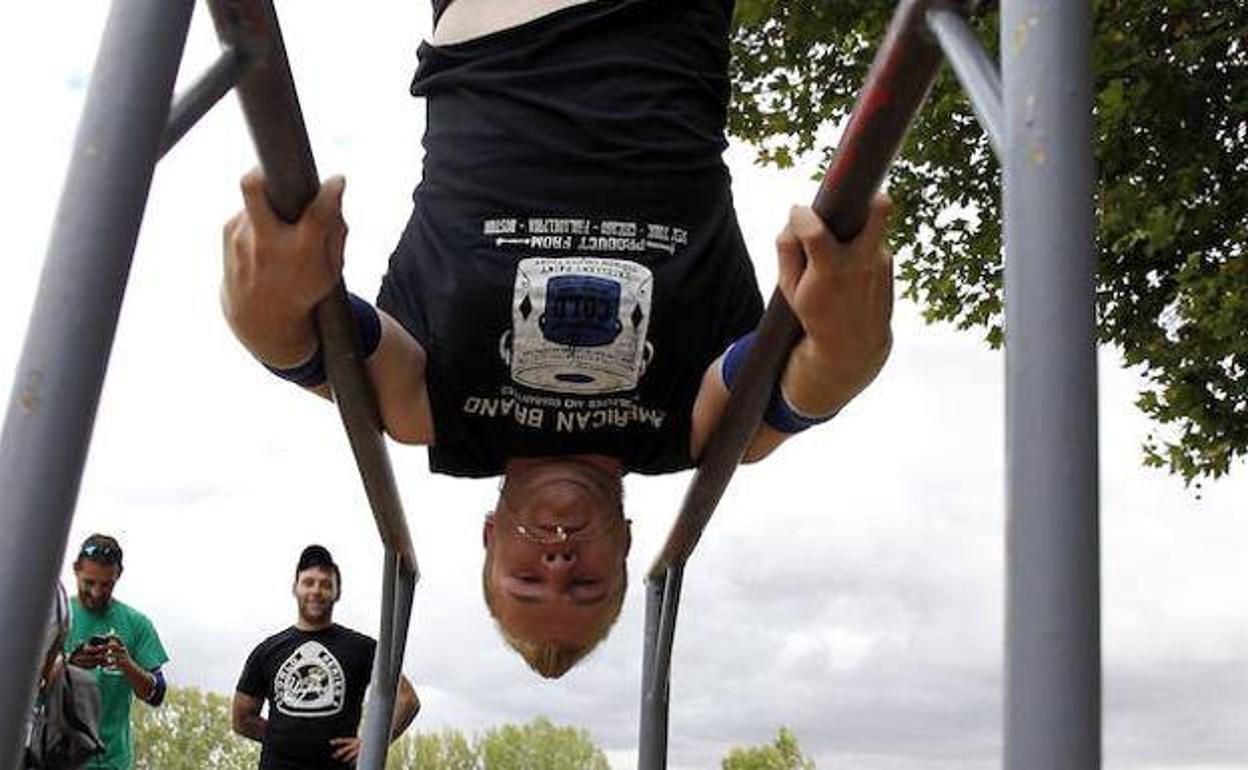 Un deportista hace una exhibición de 'workout', una de las modalidades con más auge. 