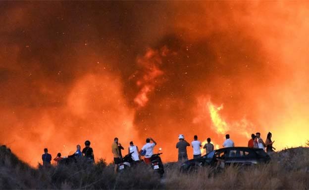 Controlado el incendio que obligó a desalojar 40 viviendas