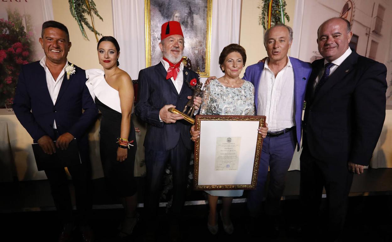 Desde la izquierda, el pregonero de 2018, Miguel Herrera; la teniente de alcalde de fiestas, Elena Melero; la regidora Conchi Robledo; el cantante José Manuel Soto y el alcalde de Antequera, Manuel Barón. 