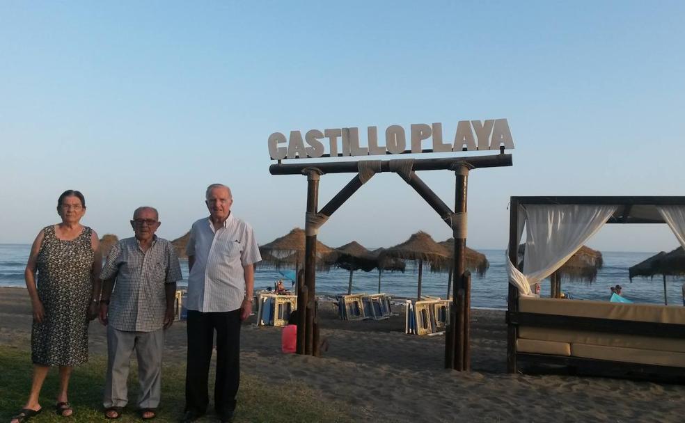 María Molina, Juan Domínguez y Andrés Piédrola, en la playa de Rincón de la Victoria. 