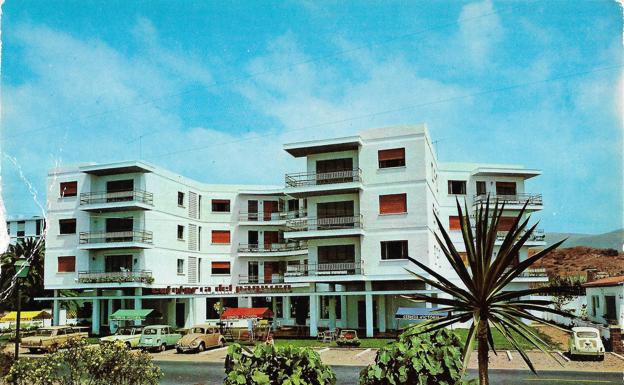 Edificio Santa Elena, primero levantado en el Rincón de la Victoria. Hacia 1965. 