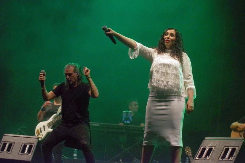 Unas 9.000 personas se congregaron en el Auditorio Municipal para ver al dúo que llegaba a Málaga con 'Rebobinado'. Antes de la actuación del grupo, amenizó la velada el humorista malagueño El Morta.