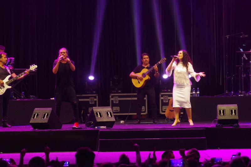 Unas 9.000 personas se congregaron en el Auditorio Municipal para ver al dúo que llegaba a Málaga con 'Rebobinado'. Antes de la actuación del grupo, amenizó la velada el humorista malagueño El Morta.