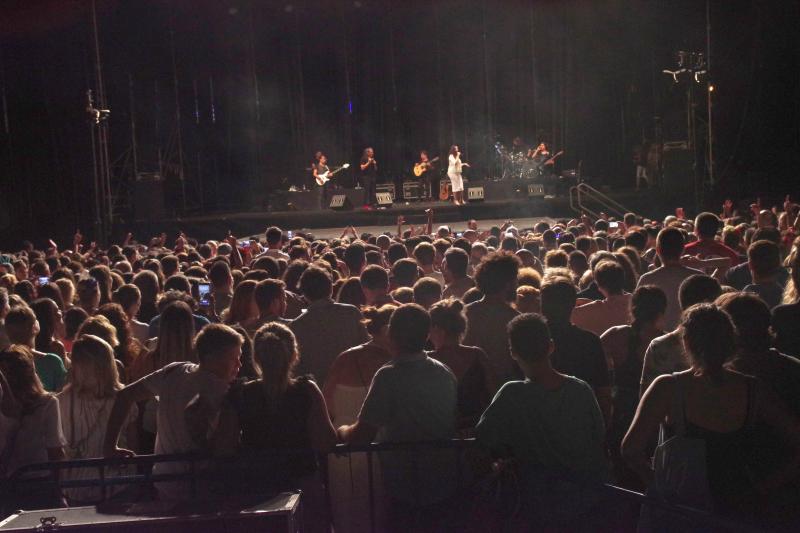 Unas 9.000 personas se congregaron en el Auditorio Municipal para ver al dúo que llegaba a Málaga con 'Rebobinado'. Antes de la actuación del grupo, amenizó la velada el humorista malagueño El Morta.