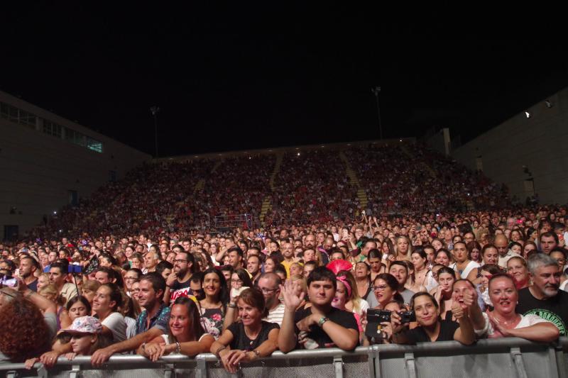 Unas 9.000 personas se congregaron en el Auditorio Municipal para ver al dúo que llegaba a Málaga con 'Rebobinado'. Antes de la actuación del grupo, amenizó la velada el humorista malagueño El Morta.