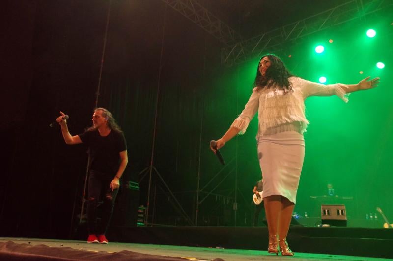 Unas 9.000 personas se congregaron en el Auditorio Municipal para ver al dúo que llegaba a Málaga con 'Rebobinado'. Antes de la actuación del grupo, amenizó la velada el humorista malagueño El Morta.